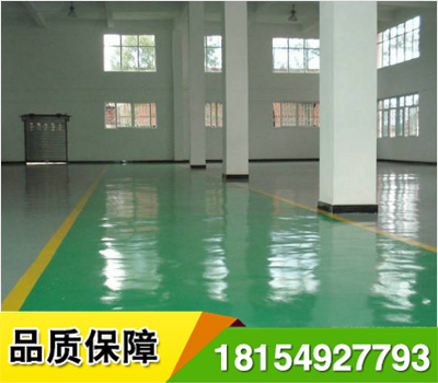 環(huán)氧樹(shù)脂砂漿地坪漆施工注意事項(xiàng) 1、環(huán)境溫度為25℃時(shí)，施工后2-3天應(yīng)達(dá)到實(shí)干，即硬度達(dá)到完成固化的80%左右； 2、表面不能出現(xiàn)發(fā)粘現(xiàn)象； 3、氣泡：平涂型、砂漿型無(wú)氣泡，自流